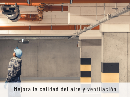 Hombre con casco inspeccionando un espacio interior, enfoque en ventilación y aire.